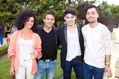 Algunos de los asistentes a la fiesta posan en el jardín del palacete.