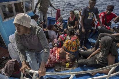 Emigrantes, tras ser rescatados este domingo por el 'Open Arms'.