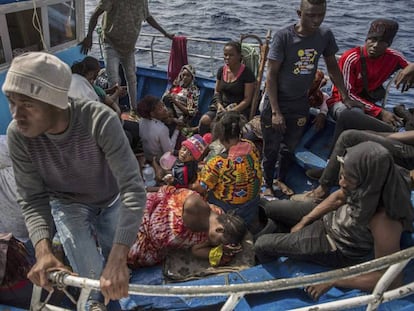 Emigrantes, tras ser rescatados este domingo por el 'Open Arms'.