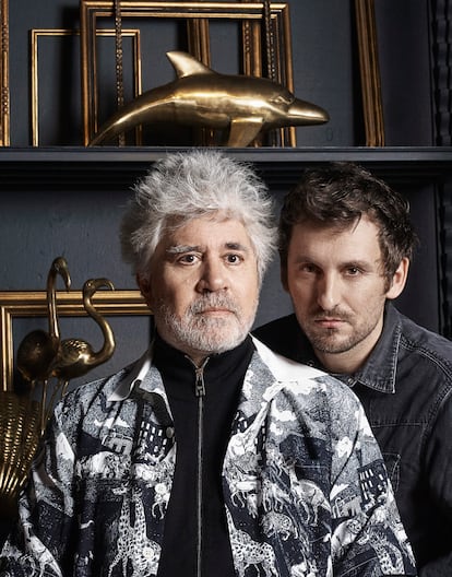 PEDRO ALMODÓVAR Y RAÚL ARÉVALO. Casi sin saberlo, Pedro Almodóvar ha sido un apoyo fundamental para Raúl Arévalo y su ópera prima, Tarde para la ira (nominada a 11 goyas). Se conocieron en el rodaje de Los amantes pasajeros (2013) y desde entonces han tejido una amistad. “Pedro es un sabio, como cineasta y como persona, y he aprendido mucho de cine solo escuchándole. Aunque es inimitable, me gusta mirarlo y admirarlo”, dice Arévalo. “Me ayudó antes, durante y después de la película; en los peores momentos, conversar con él, comprobar su preocupación, me animó y reconfortó. Él tenía ganas de que me saliera bien”, añade el actor. Almodóvar, director de Julieta (candidata a siete goyas), admite su sorpresa ante lo que considera “el mejor debut del año”. “Me recordó a Sam Peckin­pah. No me lo esperaba. Cuando trabajé con Raúl no me imaginaba que se convertiría en director. Fue después del estreno de Los amantes pasajeros cuando empecé a escucharle que estaba escribiendo un guion. Y poco a poco me di cuenta de que estaba obsesionado con la posibilidad de dirigir y que, de no hacerlo, hubiera sido muy desgraciado. Tarde para la ira es rotunda, va al grano sin entretenerse en florituras, tiene fuerza y es muy amena. Creo que Raúl tiene una vena popular genuina y agradezco que haya hecho una película tan dura y tan poco discursiva”.