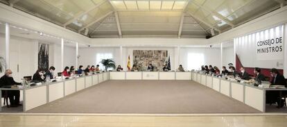 El presidente del Gobierno, Pedro Sánchez (c) preside el Consejo de ministros celebrado hoy en el Palacio de la Moncloa en Madrid.