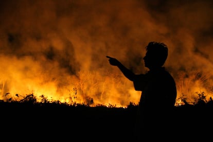 Un hombre mira el fuego que amenaza la localidad de Gonzázlez Ortega, a unos 320 kilómetros al sur de Cancún, México, el pasado 8 de mayo. El país norteamericano se enfrenta a los peores incendios forestales de los últimos años.