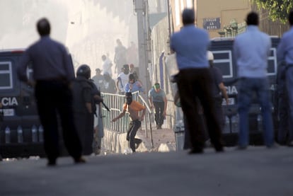 Disturbios en La Cañada de Hidum, el barrio más pobre de Melilla, ayer.