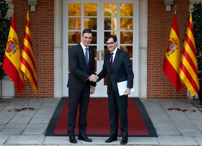 Pedro Sánchez y Salvador Illa, este viernes en el Palacio de La Moncloa.