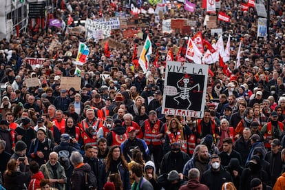 Un manifestante muestra un cartel con el lema "Viva la jubilación", durante la protesta en Nantes.