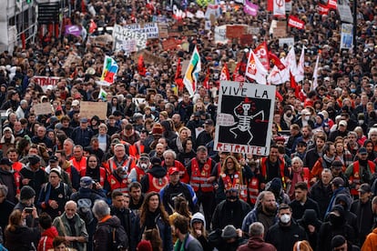 Un manifestante muestra un cartel con el lema "Viva la jubilación", durante la protesta en Nantes. 