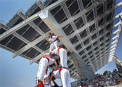Una agrupación de <i>falcons</i> realizó su exhibición bajo la gran placa fotovoltaica del Fórum.