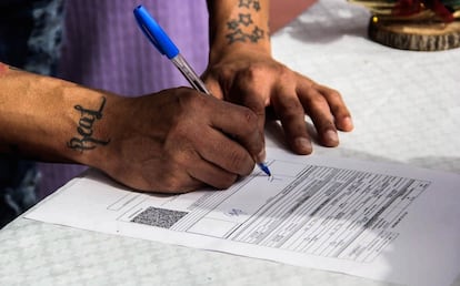 Una pareja firma su acta de matrimonio en una boda colectiva en el oriente de Ciudad de México, en diciembre de 2023.