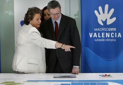 Gallardón y Rita Barberá, durante una visita del primero al puerto de Valencia en 2008.