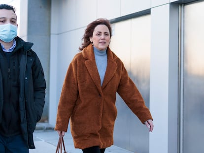 Linda Cristina Pereyra, esposa de Genaro García Luna, llega a la corte de Brooklyn con su hijo, el 13 de febrero.