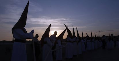 Nazarenos de la Hermandad del Cristo del Descendimiento en Córdoba el pasado viernes.