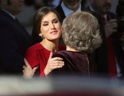 La reina Letizia y la reina Sofía se saludan en el exterior del Congreso de los Diputados.