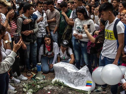 Jovens fazem homenagem a Dilan Cruz, atingido por bomba de gás lacrimogêneo na Colômbia.