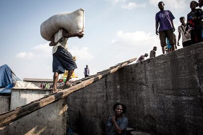 Un hombre transporta carga en el puerto del Río Congo en Kinsasa, el 25 de septiembre de 2018. Debido a la falta de infraestructura en la República Democrática del Congo, el río prevalece como una de las principales rutas comerciales.