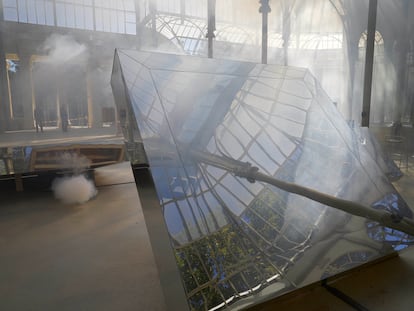 Una obra de la exposición 'El cristal es mi piel', de Pauline Boudry y Renate Lorenz, en el Palacio de Cristal del parque del Retiro (Madrid).