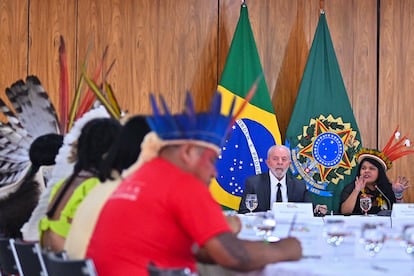 El presidente de Brasil, Luiz Inácio Lula da Silva, en una reunión con líderes indígenas del Campamento Tierra Libre, el jueves en Brasilia.