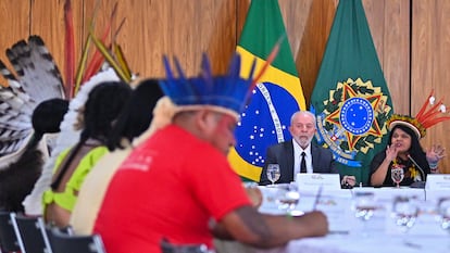 El presidente de Brasil, Luiz Inácio Lula da Silva, en una reunión con líderes indígenas del Campamento Tierra Libre, el jueves en Brasilia.