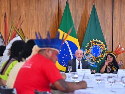 El presidente de Brasil, Luiz Inácio Lula da Silva, en una reunión con líderes indígenas del Campamento Tierra Libre, el jueves en Brasilia.