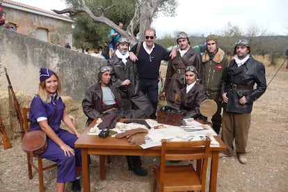 Antonio Valldeperes, vicepresidente de ADAR con miembros del grupo de recreación histórica Ejército del Ebro, en un acto de la asociación.