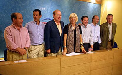 Teófila Martínez, entre Torres Hurtado, Merino, Rodríguez (izquierda) y Sánchez de Alcázar, Rodríguez-Comendador y Raynaud (derecha).