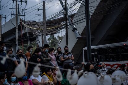 Un grupo de personas participa en una vigilia tras el accidente de la línea 12 del metro de Ciudad de México, el 7 de mayo de 2021.