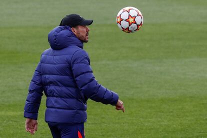 Simeone, en el ltimo entrenamiento del Atltico antes de viajar a Liverpool.