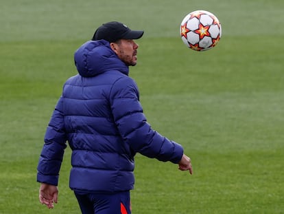 Simeone, en el último entrenamiento del Atlético antes de viajar a Liverpool.