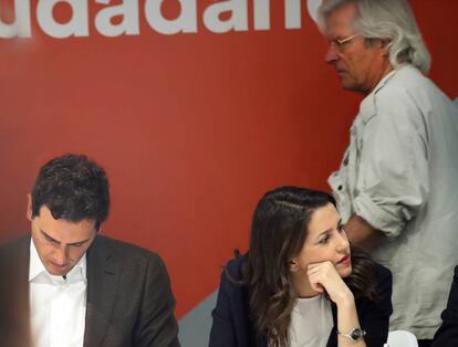 El eurodiputado Javier Nart pasa detrás de Inés Arrimadas y Albert Rivera, hoy en la reunión del Comité Ejecutivo del partido.