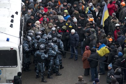 Continuan los enfrentamientos durante la madrugada en la plaza de Kiev.