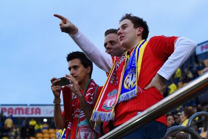 Aficionados del Liverpool en el estadio El Madrigal.