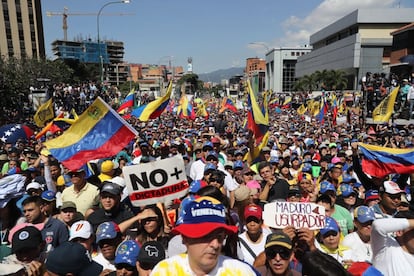 Opositores venezolanos marchan contra el Gobierno de Maduro.