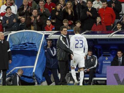 Beckham es animado por Capello tras su expulsión.