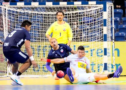 Erwin Feuchtmann agarra a Abel Serdio en una acción del partido.