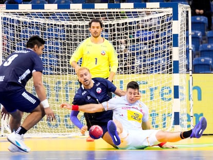 Erwin Feuchtmann agarra a Abel Serdio en una acción del partido.