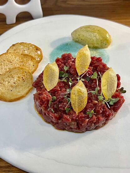 'Steak tartar' con patatas suflé, del restaurante Mont Bar, en Barcelona.