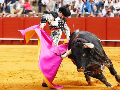 Jos&eacute; Garrido hace un lance en la Maestranza a su primer toro.