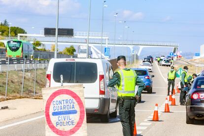 Agentes de la Guardia Civil controlan el paso de vehículos por la A-6, en Madrid, el pasado sábado.