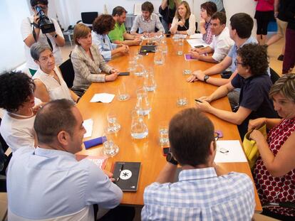 Parlamentarios de PSN, IU, Podemos y Geroa Bai, durante la reunión hoy en el Parlamento de Navara.