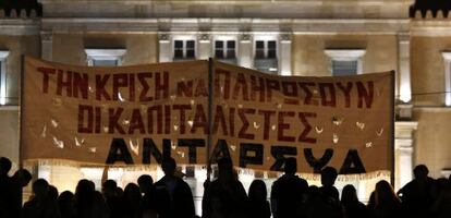 Un grupo de manifestantes ante la sede del parlamento griego en una huelga general celebrada en noviembre de 2012.