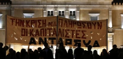 Manifestantes no parlamento grego em novembro de 2012.