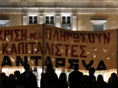 Manifestantes no parlamento grego em novembro de 2012.