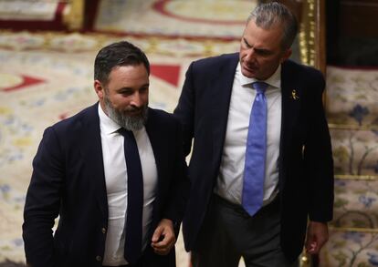 El presidente de Vox, Santiago Abascal (a la izquierda), y el ya exsecretario general de Vox, Javier Ortega Smith, en una sesión plenaria en el Congreso de los Diputados.