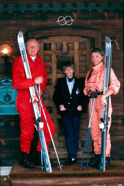 Víctor Manuel de Saboya, su mujer, Marina Doria, y el único hijo del matrimonio, Manuel Filiberto, esquiando en Gstaad, en 1986.