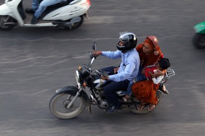 La moto puede ser el vehículo familiar en India. A veces se usan cascos, que también protegen del ruido, pero otras no.