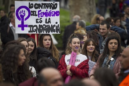 Una mujer sostiene un cartel donde puede leerse "Lo contrario del feminismo es la ignorancia", durante la manifestación de Madrid. 