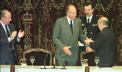 El Rey saluda a Cuevas en el 25 aniversario de la CEOE