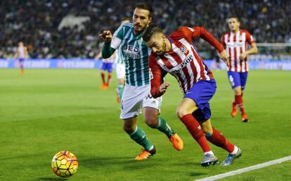 Carrasco trata de regatear a Xavi Torres.