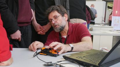 El sismólogo Jordi Díaz da una charla en un instituto de Barcelona con un sismómetro hecho con piezas de Lego.