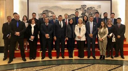 Comitiva que inclui parlamentares brasileiros na China, em foto da senadora do PSL Soraya Thronicke.