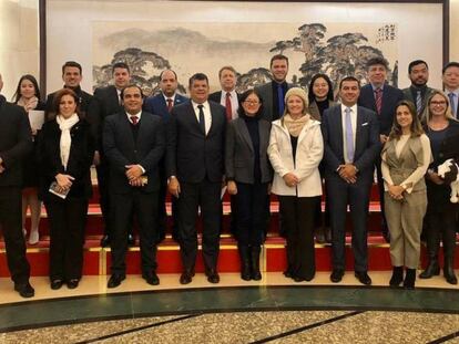 Comitiva que inclui parlamentares brasileiros na China, em foto da senadora do PSL Soraya Thronicke.